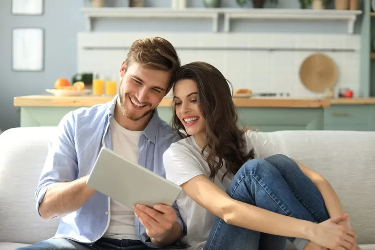 mobil cihazla bireysel emeklilik (BES) başlatan mutlu çift.