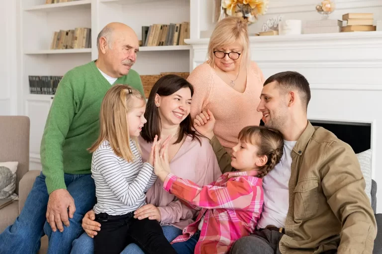 Üç kuşağın bir arada olduğu aile sahnesi; bireysel emeklilikte lehtar belirlemenin aile koruması boyutunu anlatıyor.