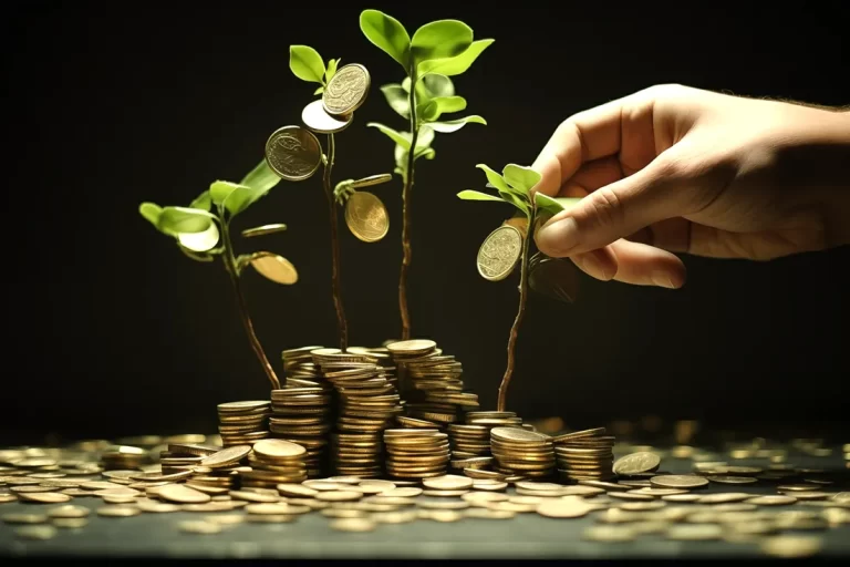 Yatırımın büyümesini simgeleyen, üst üste dizilmiş madeni paralar ve içlerinden çıkan yeşil filizler.