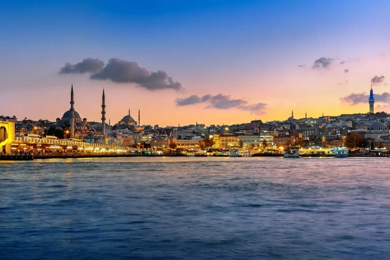 Gün batımında Galata Köprüsü ve tarihi yarımadadaki camileri gösteren İstanbul manzarası.