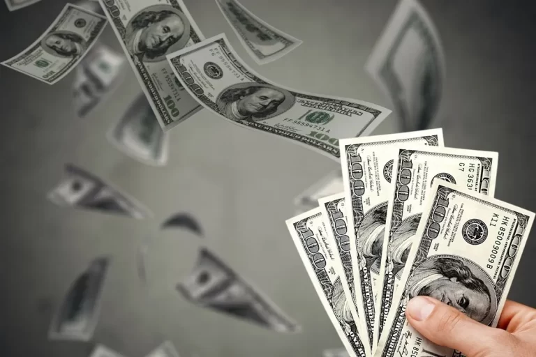 Havada uçuşan dolarları yakalayan el ve prim iadeli hayat sigortasında teminat yükseldikçe prim ve iade nasıl değişir konsepti.
