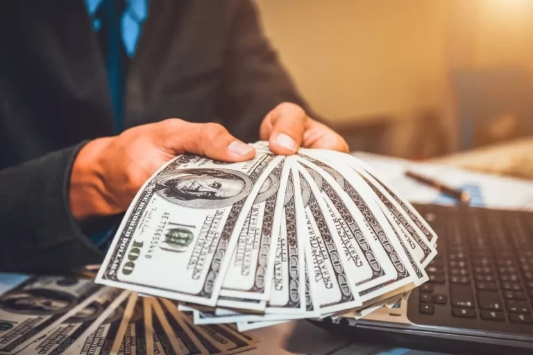 Elinde dolar destesi tutan sigortacı ve yasa göre prim iadeli hayat sigortası maliyeti hesaplama görseli.