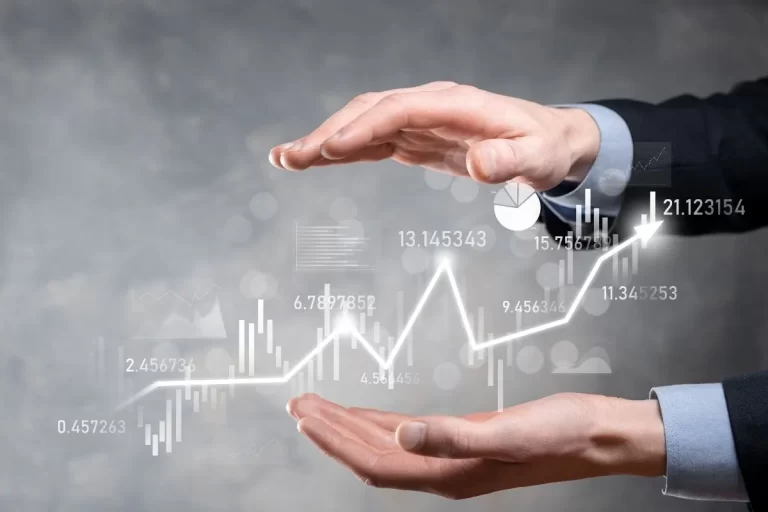 İki avuç arasında korunan dijital borsa grafikleri ve yükselen BES fon türleri veri analizi.